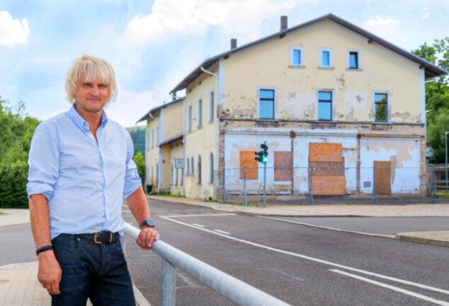 Neuer Bürgermeister will Kulturbahnhof rasch angehen - Jörg Klaffenbach vor dem ehemaligen Olbernhauer Bahnhofsgebäude, das sich im Besitz der Stadt befindet. 