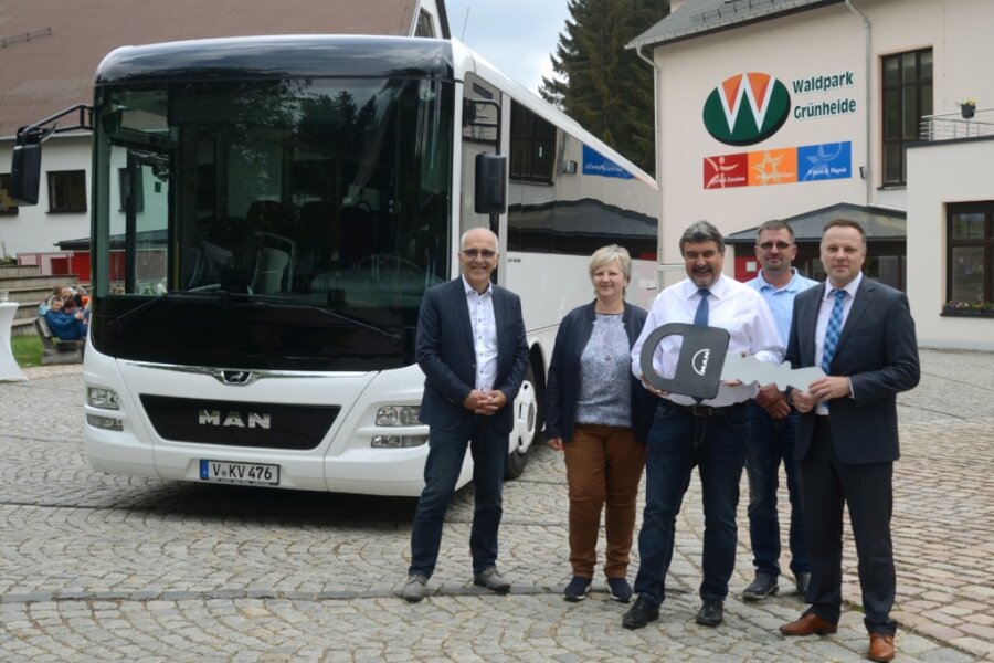 Von links: Waldpark-Geschäftsführer Joachim Otto, Sylvia Ott vom Vorstand, GVG-Chef Tino Dutzky, Busfahrer Martin Bär und Peter Boche von MAN, der den symbolischen Schlüssel übergibt. 