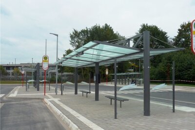 Neuer Busbahnhof Rodewisch: Umbau beginnt im Frühjahr - Der Busbahnhof der Kleinstadt Spenge in Nordrhein-Westfalen. Bei der Überdachung des zentralen Bussteiges in Rodewisch wird eine vergleichbare Stahl-Glas-Konstruktion verbaut.