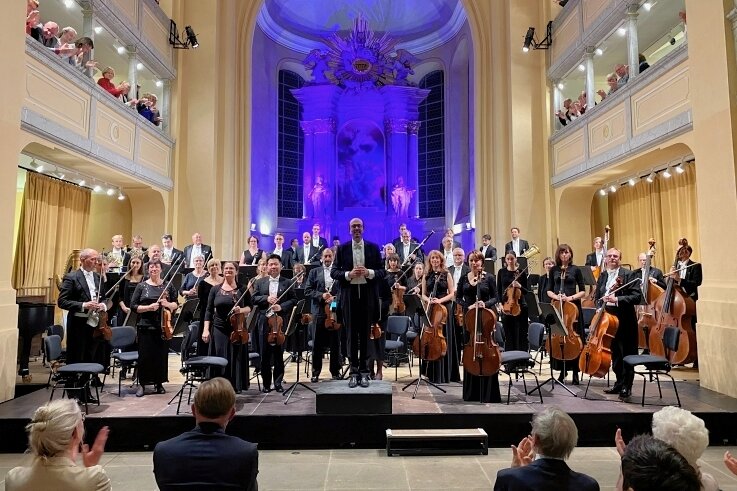 Neuer Chefdirigent stellt Pläne vor - Attilio Tomasello hat sein erstes Sinfoniekonzert als neuer Generalmusikdirektor der Mittelsächsischen Philharmonie in der Freiberger Nikolaikirche dirigiert. 