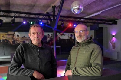 Neuer Club in Lößnitz: So sieht es im „Nexus“ aus - Das „Nexus“ in Lößnitz: Matthias Bohn und Andre Jungnickel, Geschäftsführer der MCL Entertainment GmbH, stehen auf der Tanzfläche.