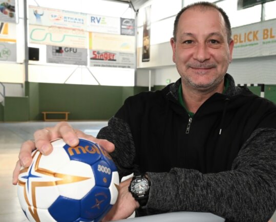 Vasile Sajenev ist der neue Trainer der Sachsenliga-Handballer des Zwönitzer HSV. Neu ist er im Verein keineswegs - und auch als Coach bringt er viel Erfahrung mit. 