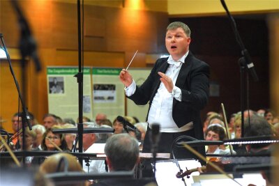 Neuer Dirigent gibt seinen Einstand in Chemnitz - Michael Pauser in Aktion - beim Dirigieren des Orchesters.