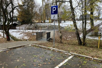 Neuer Dorfplatz im Erzgebirge: 740.000 Euro schweres Bauprojekt wird eingeweiht - Parkplätze inklusive Behindertenstellplatz, dahinter ein Basketballplatz: Es hat sich viel getan.