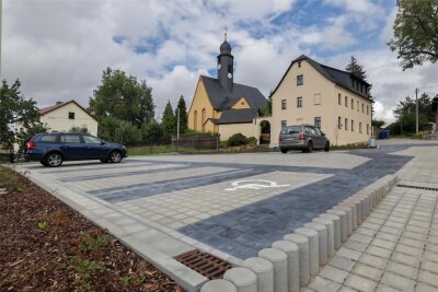 Neuer Dorfplatz in Niederlungwitz fertig - Auf dem St.-Petri-Platz sind Stellflächen für Autos entstanden.