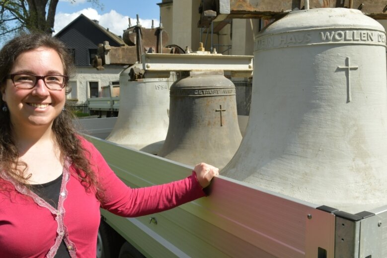 Neuer Dreiklang für den Kirchturm - Pfarrerin Mandy Heinrich und viele Neuhausener erlebten mit, wie die alten Glocken aus dem Kirchturm herabgelassen wurden. Sie sollen ihren Platz auf einem Kirchengrundstück finden. 