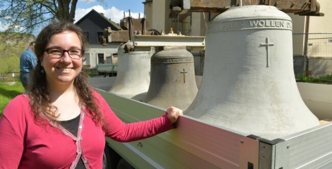 Pfarrerin Mandy Heinrich und viele Neuhausener erlebten mit, als die alten Glocken zu Wochenbeginn aus dem Kirchturm herabgelassen wurden. Sie sollen ihren Platz auf einem Kirchengrundstück finden. 