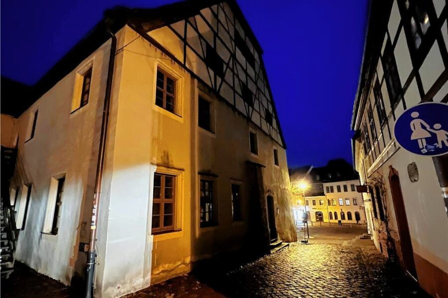Neuer Eigentümer für Frankenbergs altes Archiv? - Soll für mindestens 363.000 Euro verkauft werden: das alte Archiv der Stadt Frankenberg (links) am Markt. 