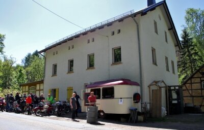 Neuer Eigentümer hegt große Pläne für "Kleine Schweiz" - Viele Ausflügler kamen am Pfingstmontag zum Imbissstand an der "Kleinen Schweiz". Veikko Scheibner (r.) hat das Gebäude erworben und will die Gastwirtschaft wieder beleben.