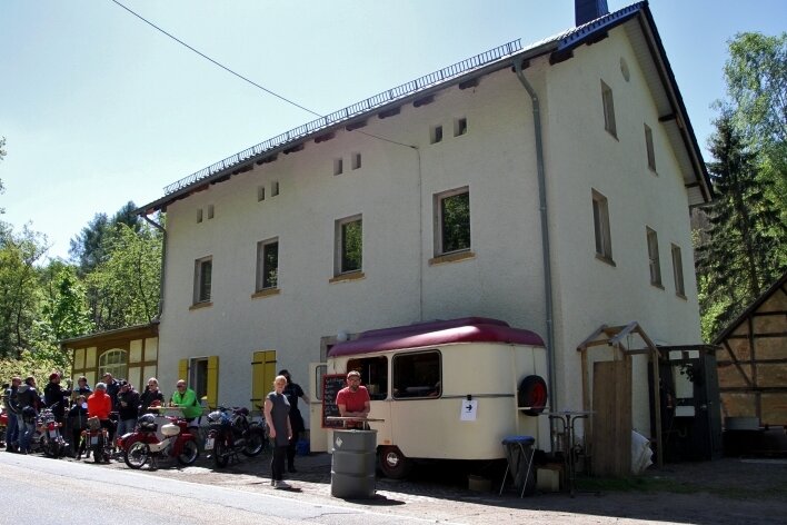 Viele Ausflügler kamen am Pfingstmontag zum Imbissstand an der "Kleinen Schweiz". Veikko Scheibner (r.) hat das Gebäude erworben und will die Gastwirtschaft wieder beleben.