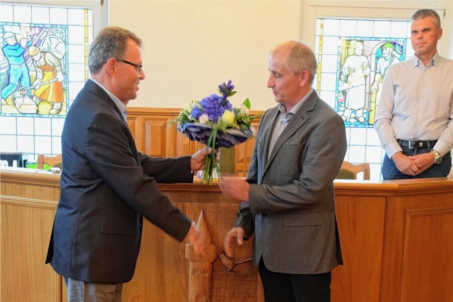 Stadtrat Jürgen Claus (von links) nahm Axel Markert den Amtseid zum Bürgermeister ab und gratulierte ihm anschließend unter den Augen von Herausforderer Sven Haller, der stellvertretender Bürgermeister ist. 