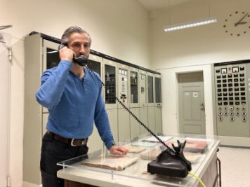 Jens Brandt (49) von der Casablanca Event Produktionsgesellschaft erläutert das Spiel: Am Telefon mit der alten Wählscheibe beginnt alles.