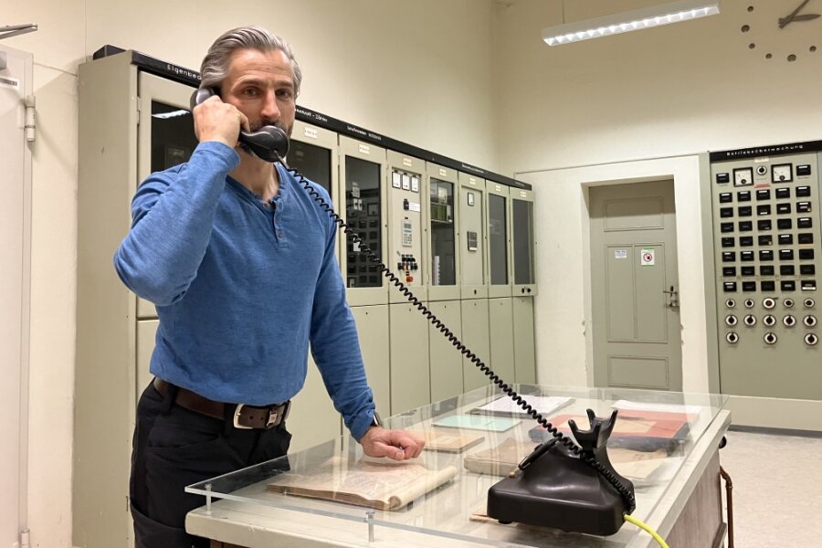 Jens Brandt (49) von der Casablanca Event Produktionsgesellschaft erläutert das Spiel: Am Telefon mit der alten Wählscheibe beginnt alles.