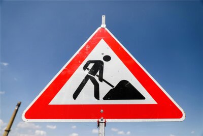 Neuer Fahrbahnbelag: Straße zwischen Obercrinitz und Stangengrün zwei Wochen gesperrt - Wegen Straßenbauarbeiten zwischen Obercrinitz und Stangengrün ist die Staatsstraße seit Montag gesperrt.