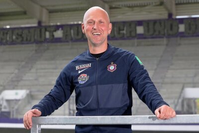 Neuer FCE-Trainer Rost: "Wir sollten nicht mit Arroganz an die Aufgabe gehen" - Für den Fotografen setzte der neue Auer Cheftrainer Timo Rost am Mittwoch sein schönstes Lächeln auf. 