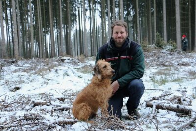 Neuer Forstrevierleiter sagt dem Borkenkäfer den Kampf an - Revierleiter Mathias Schmidt mit Hündin Clara in einem Waldstück bei Schönberg.