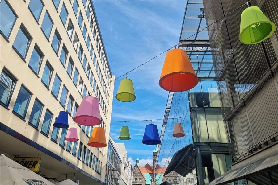 Neuer Fotospot in der Chemnitzer City: Mit bunten Lampenschirmen gegen das Grau - Die ersten bunten Lampenschirme in der Innenstadt hängen bereits.