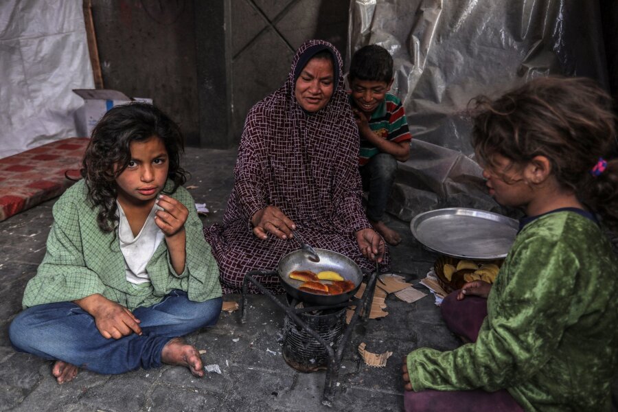 Neuer Geisel-Deal statt Offensive in Rafah? - Eine palästinensische Familie kocht in einem behelfsmäßigen Zelt in Rafah.