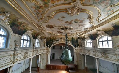 Neuer Glanz für Mittelsachsens schönsten Ballsaal - Der Kronleuchter ist noch verpackt im Saal des "Goldenen Löwen" in Hainichen. 2020 soll hier ein Kulturzentrum eröffnen.