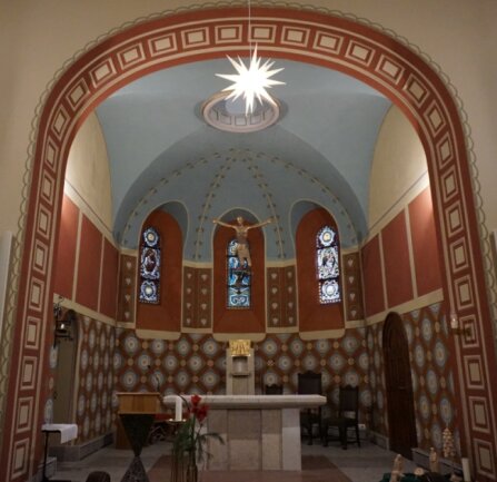 Blick in den Altarraum der Kirche: Er hat einen neuen Anstrich erhalten. Dieser orientiert sich am originalen Muster. Historische Aufnahmen dienten dazu als Vorlage. Bislang war der Raum weiß.