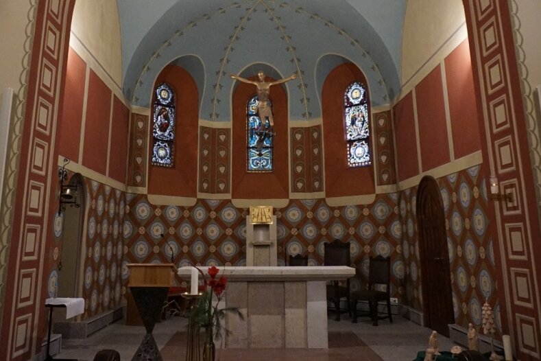 Neuer Glanz für St. Elisabeth-Kirche in Bad Elster - Blick in den Altarraum der Kirche: Er hat einen neuen Anstrich erhalten. Dieser orientiert sich am originalen Muster. Historische Aufnahmen dienten dazu als Vorlage. Bislang war der Raum weiß.