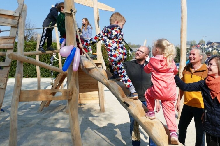 Neuer Grießbacher Spielplatz lädt zum Klettern ein 