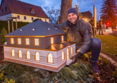 Neuer Hingucker im Mini-Lichterdorf - Das fünfte Lichterhaus im Neukirchener Minidorf steht. Bürgermeister Sascha Thamm hat es aufgestellt. 