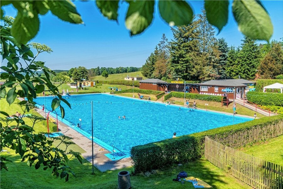 Neuer Hoffnungsschimmer für Lengefelder Freibad - Das Schwimmbad in Lengefeld soll noch vor der nächsten Freibadsaison saniert werden. Die Instandsetzung des Beckens wird voraussichtlich 150.000 Euro kosten. 