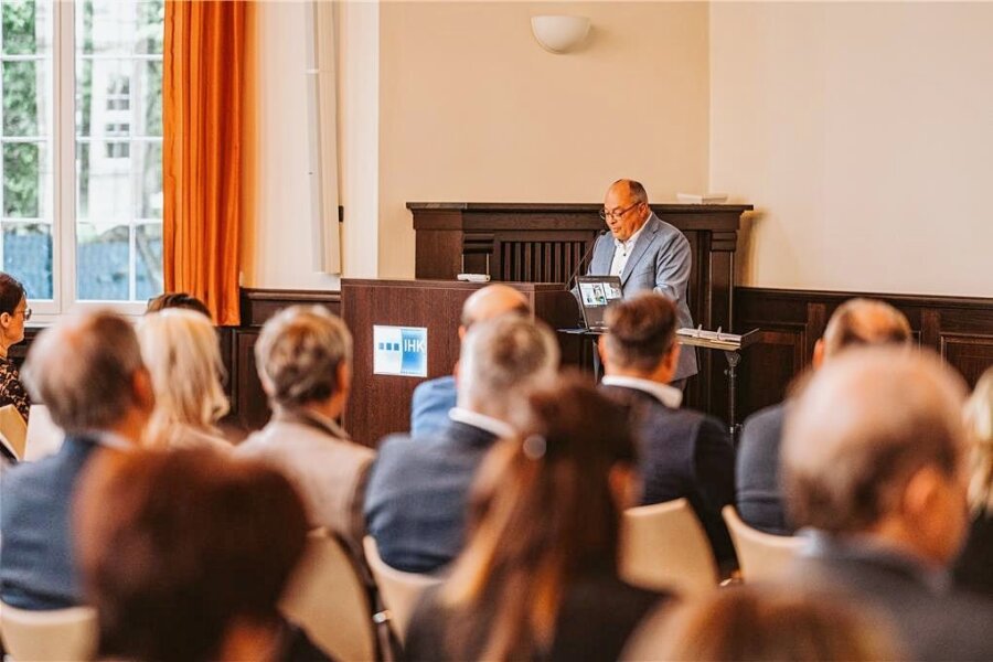 Neuer IHK-Präsident: „Die vogtländische Wirtschaft steht nur scheinbar gut da“ - Der neue IHK-Präsident Karsten Kroll bei einer Rede vor Wirtschaftsvertretern.