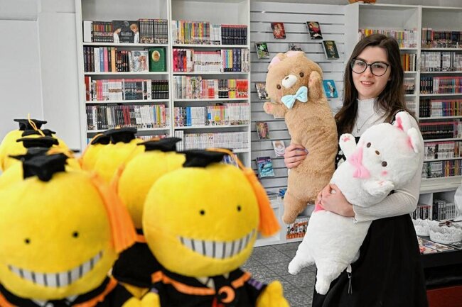 Neuer Japan-Comicladen in Chemnitz: Ab Samstag dreht sich hier alles um Mangas - Koro-Sensai, ein quietschgelber, mutierter Oktopus, zählt zu den Mangafiguren, die Christina Rotmann als Plüschobjekte in den Räumen ihres neuen Ladens an der Schloßstraße 2 anbietet. 