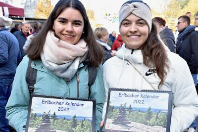 Neuer Kalender: Erlbach-Liebe in Bildern - Bereits zum zweiten Mal haben Lina Obenaus (rechts) und Lisa Ilgmann einen Kalender ihres Heimatortes Erlbach erstellt.