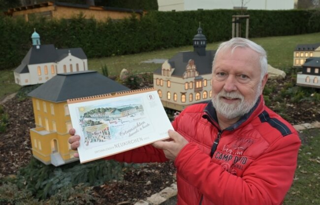 Neuer Kalender mit Blicken auf Neukirchen - Jürgen Beyer, Vorsitzender des Heimat- und Geschichtsvereins Neukirchen hält den neuen Ortskalender in Händen. 