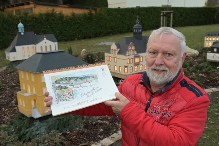 Jürgen Beyer, Vorsitzender des Heimat- und Geschichtsvereins Neukirchen hält den neuen Ortskalender in Händen. 