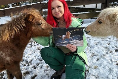 Neuer Kalender vom Auer Zoo der Minis für 2024 - Tierpflegerin Sabine Fröhlich mit Mini-Appaloosa Cappuccino (links) und Minipony Leni.
