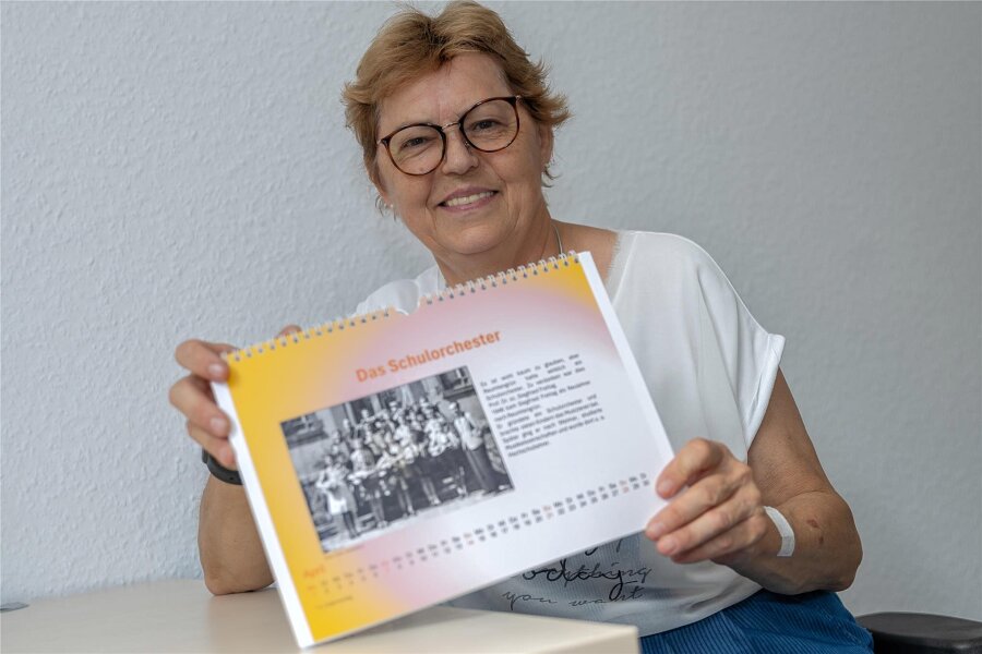 Neuer Kalender zeigt historische Fotos aus Reumtengrün - Heimatforscherin Christine Winkelmann präsentiert den Reumtengrüner Kalender für das kommende Jahr.