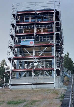 Neuer Kampfrichterturm - Die 14 Meter hohe Stahl- und Holzkonstruktion entsteht im Auftrag des Zweckverbandes für die Vogtland-Arena, den der Vogtlandkreis und die Stadt Klingenthal zur Unterstützung des Leistungssports gegründet haben. 