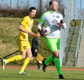 Neuer Kapitän soll Schwung bringen - Vom Leistungsträger zum Kapitän: Torhüter Stefan Schmidt soll den VfB Auerbach beim Kampf um den Verbleib in der Regionalliga anführen.