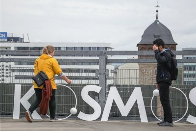Neuer "Kosmos" in Chemnitz: Fliehende Kräfte! - "Kosmos"-Logo von 2019 auf dem Parkdeck am Wall in Chemnitz: Generieren gute Ideen auch genug soziale Energie aus der zweiten Runde? 