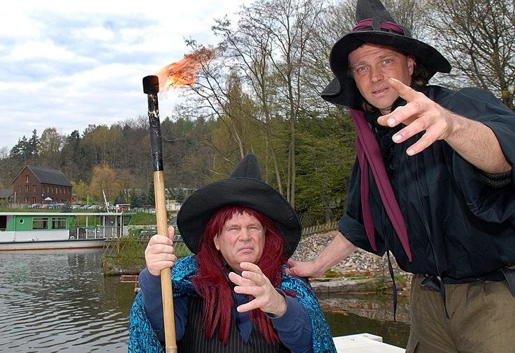 Neuer Kultursommer wird bezaubernd - Norbert Hein (l.) und Thomas Meyer als Hexenmeister und Zauberlehrling auf der Seebühne Kriebstein.