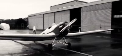 Neuer Kurzfilm erzählt Historie des "Volksflugzeugs" aus Erla - Diese 1934 gebaute Erla 5A ist wohl das einzige noch existierende Flugzeug der Erla-Werke. Der restaurierte Oldtimer fliegt in der Schweiz. 