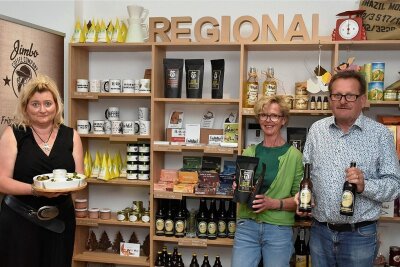Neuer Laden in Bad Elster verkauft Bio-Produkte aus der Region - Der Genießerladen in Bad Elster: Inhaber ist Siegfried Schuster, seine Frau Amina (Mitte) und Simone Schlosser führen das Geschäft.