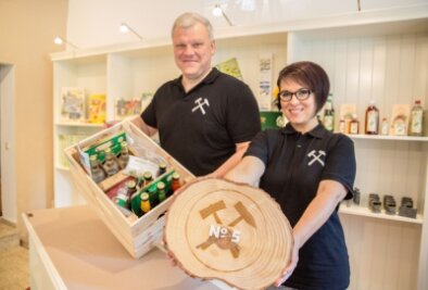 Neuer Laden soll Anlaufpunkt für Erzgebirger und Touristen sein - Michael Nickel und Mitarbeiterin Carola Otto im Geschäft "Markt No. 5" in Scheibenberg. Die Erzgebirgskiste mit vielen regionalen Produkten ist eine der vielen Ideen des Inhabers.