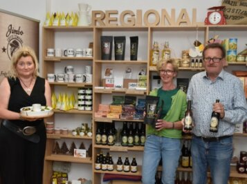 Neuer Laden verkauft Bio-Produkte aus der Region - Der Genießerladen in Bad Elster: Inhaber ist Siegfried Schuster, seine Frau Amina (Mitte) und Simone Schlosser führen das Geschäft. 