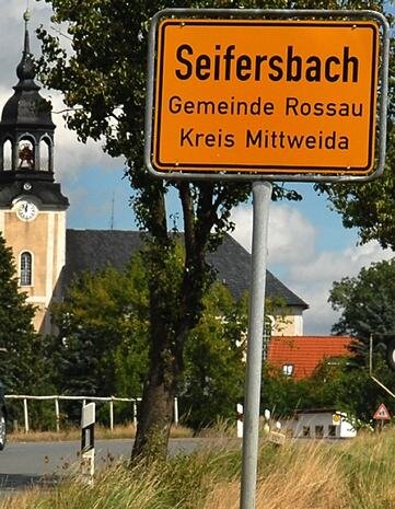 Neuer Landkreis - aber fast überall noch alte Schilder - 
              <p class="artikelinhalt">Alles noch beim alten: das Schild am Ortseingang von Seifersbach, Gemeinde Rossau. </p>
            