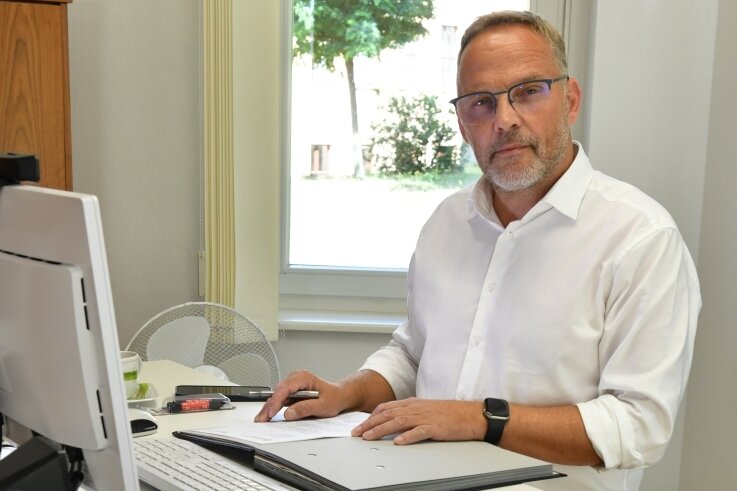 Der neue Landrat Dirk Neubauer hat von seinem Vorgänger die Grundausstattung des Büros im Freiberger Amt übernommen. 