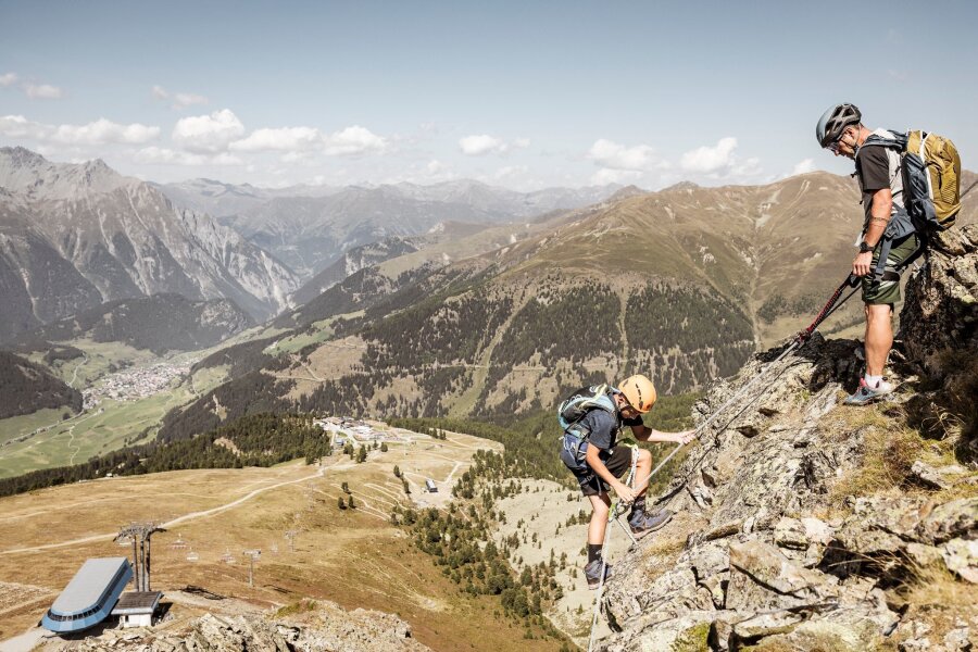 Neuer Lehr-Klettersteig am Reschenpass in Tirol - Alpenpanorama: Am Reschenpass geht es hoch hinaus auf einem neuen Klettersteig.