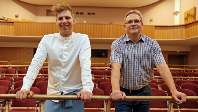 Neuer Leiter für das Neuberinhaus - Severin Zähringer (links) wird neuer Leiter des Neuberinhauses Reichenbach. Er folgt in dieser Funktion Ronald Böhm (rechts) nach, der künftig als Technischer Leiter in einer Firma im Erzgebirge arbeiten wird. 