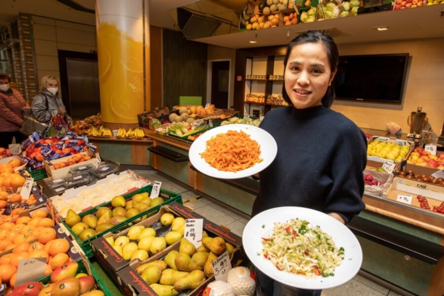 Neuer Mieter bietet ab April Trendgetränk an - Pham Thi Thoan hat die Fläche für Obst und Gemüse in der Plauener Stadt-Galerie übernommen. Auch Salate gibt es dort. 