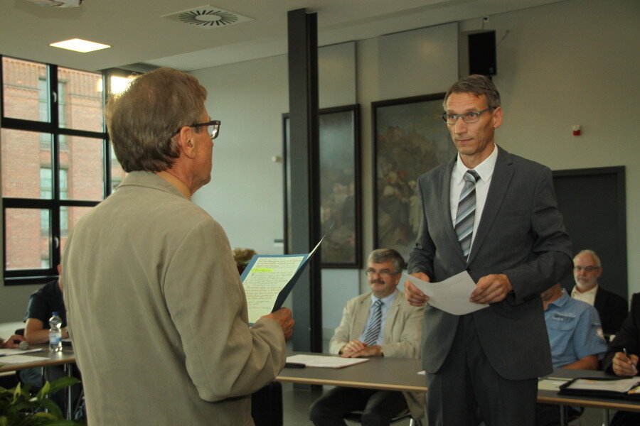 Neuer Oberbürgermeister Volker Holuscha vereidigt - Der neue Oberbürgermeister Volker Holuscha (Die Linke) spricht die Vereidigungsformel nach, die ihm Stadtrat Wieland Kunze (SPD) vorspricht.