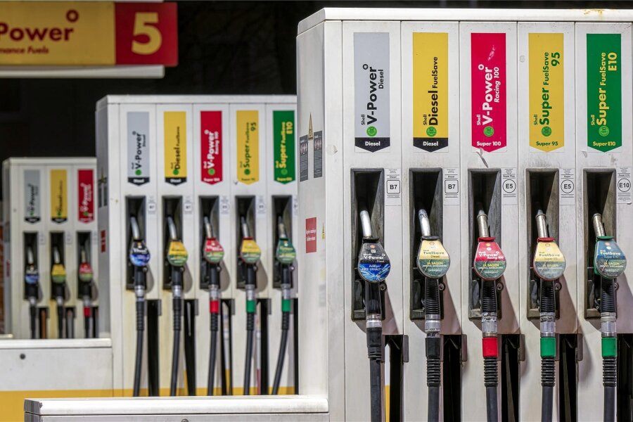 Neuer Ökosprit kommt an Tankstellen: Was Autofahrer jetzt wissen sollten - Noch zwei weitere Kraftstoffsorten sollen schon ab Mitte April an die Zapfsäulen kommen. Ob sie flächendeckend an allen Tankstellen zu haben sein werden, ist aber noch offen.